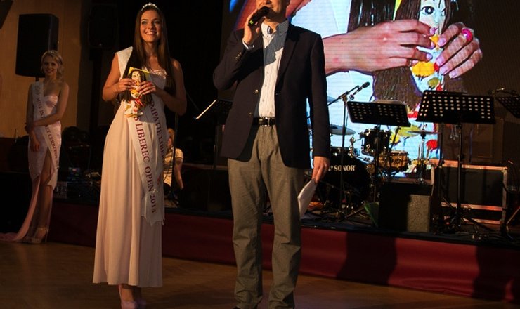 The proceeds from a doll auction at the Miss Liberec afterparty contribute to Unicef